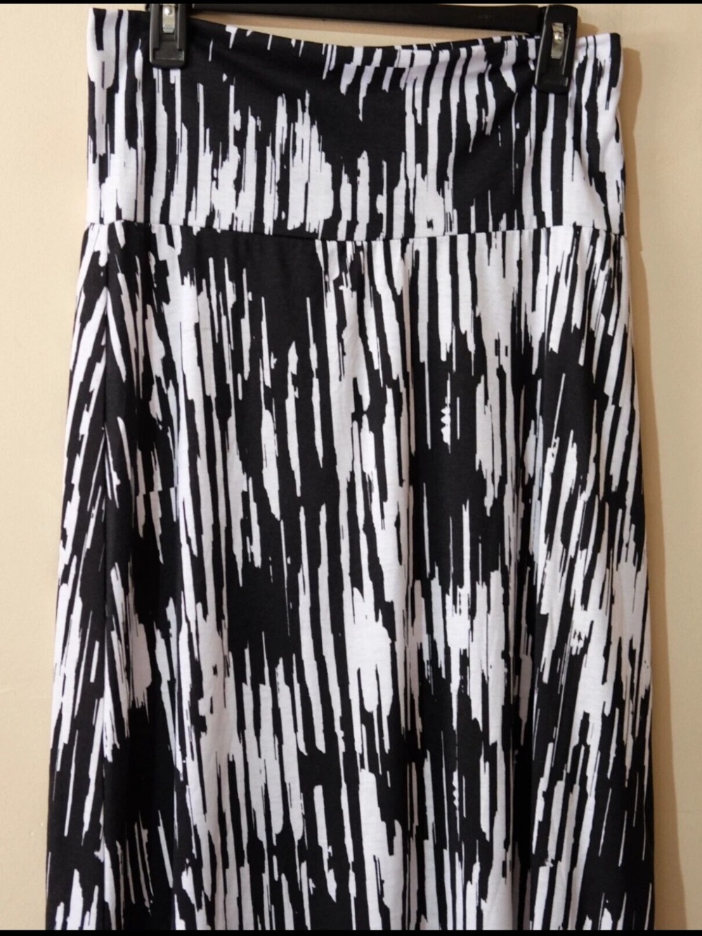 Lily Star Black and White Abstract Printed Maxi Skirt. - Picture 2 of 4